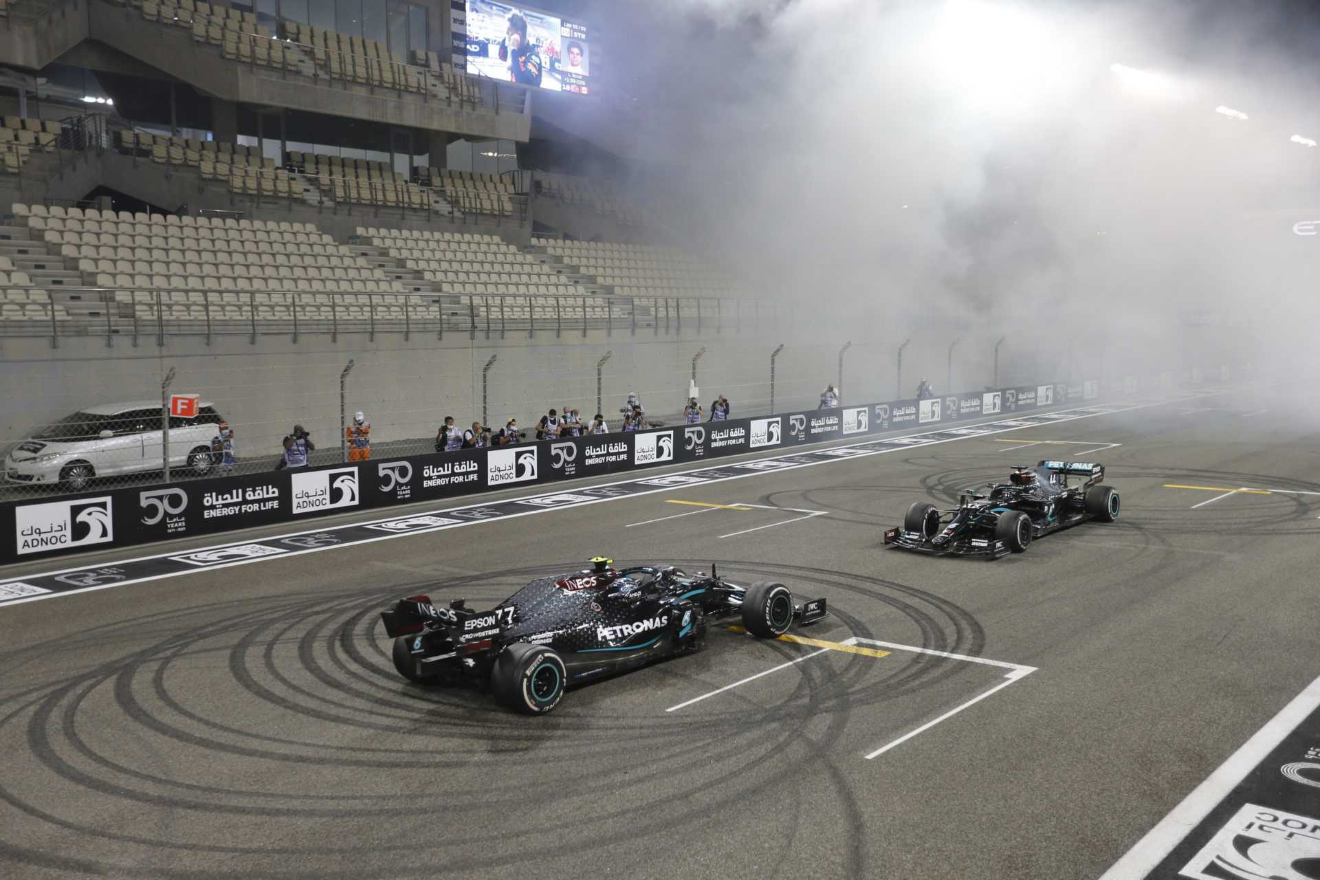 Lewis Hamilton et Valtteri Bottas des pilotes Mercedes F1 après le GP d'Abu Dhabi