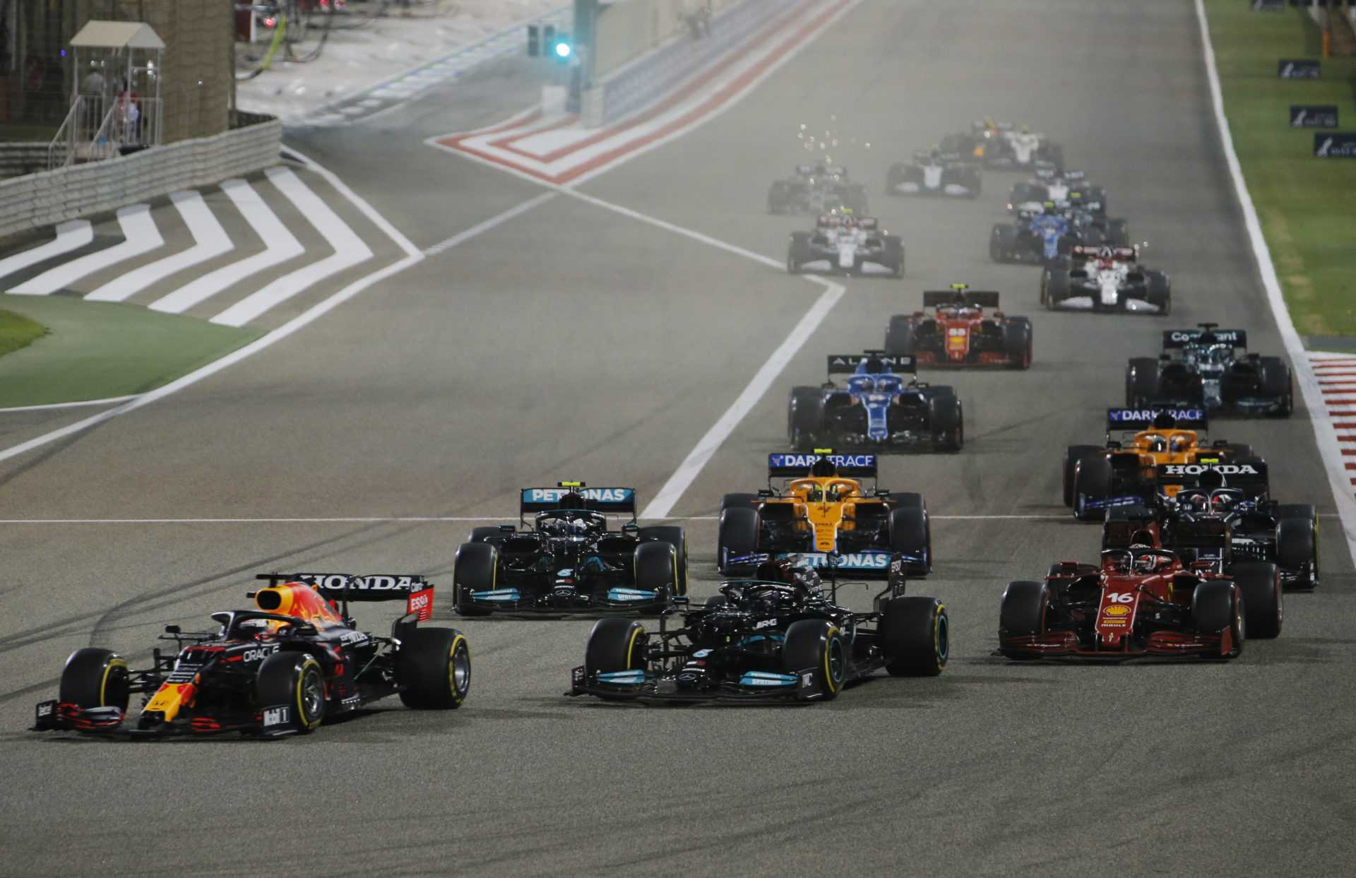 Le Red Bull de Max Verstappen mène la grille