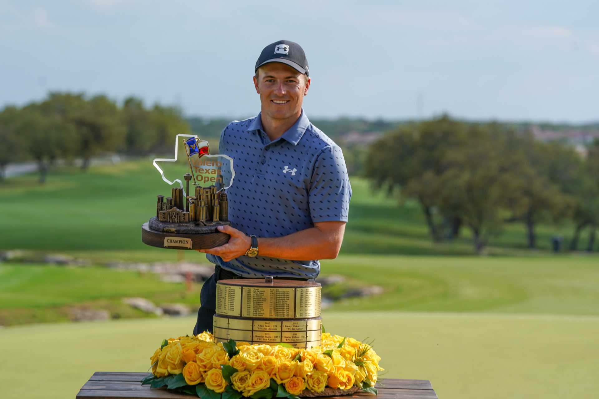 Jordan Spieth détient le trophée après avoir remporté le tournoi de golf Valero Texas Open