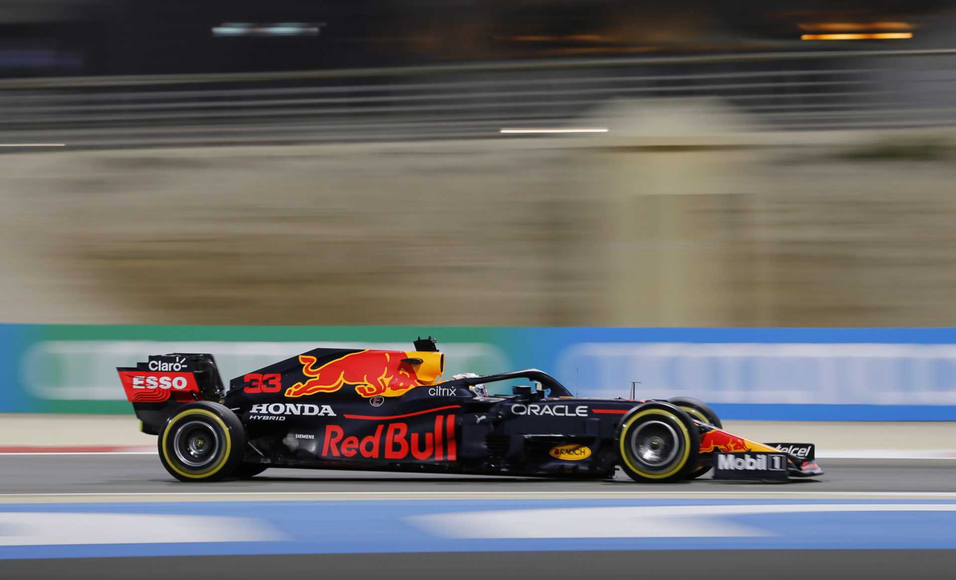 Le Red Bull de Max Verstappen en action pendant la course à Bahreïn