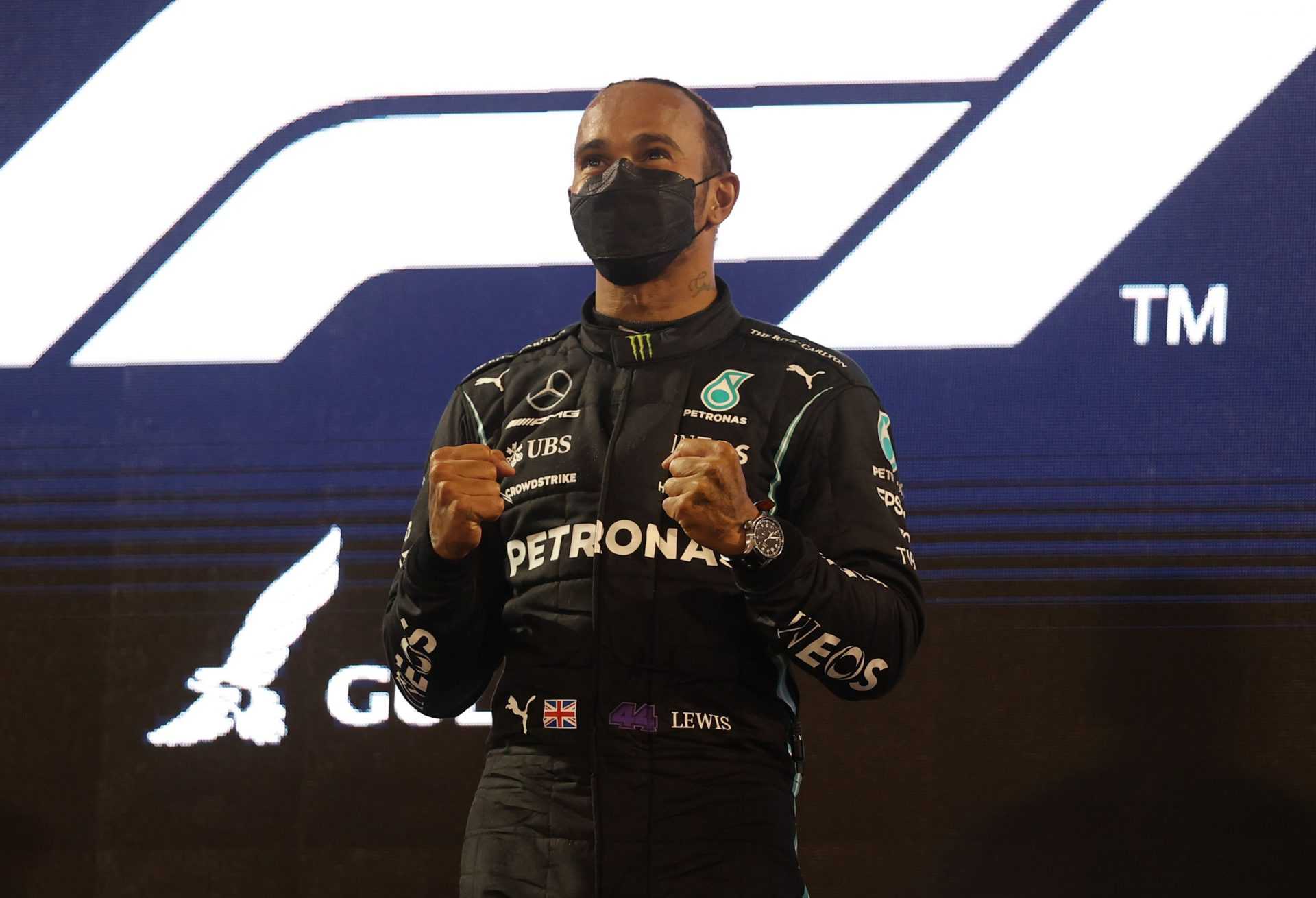 Lewis Hamilton célèbre sa victoire à Bahreïn