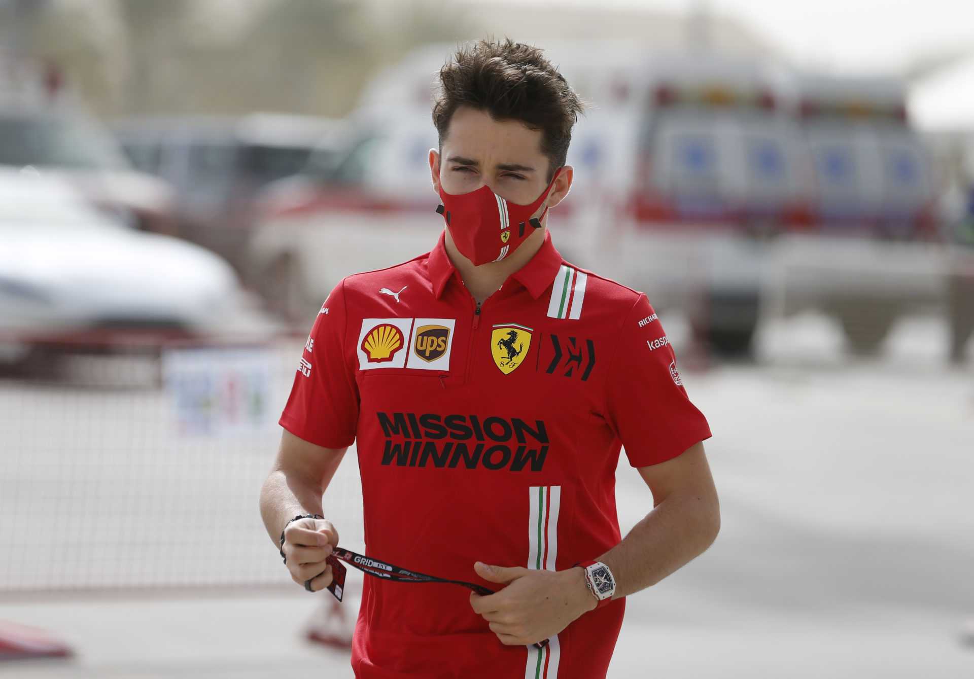 Le pilote Ferrari Charles Leclerc regarde avant les essais
