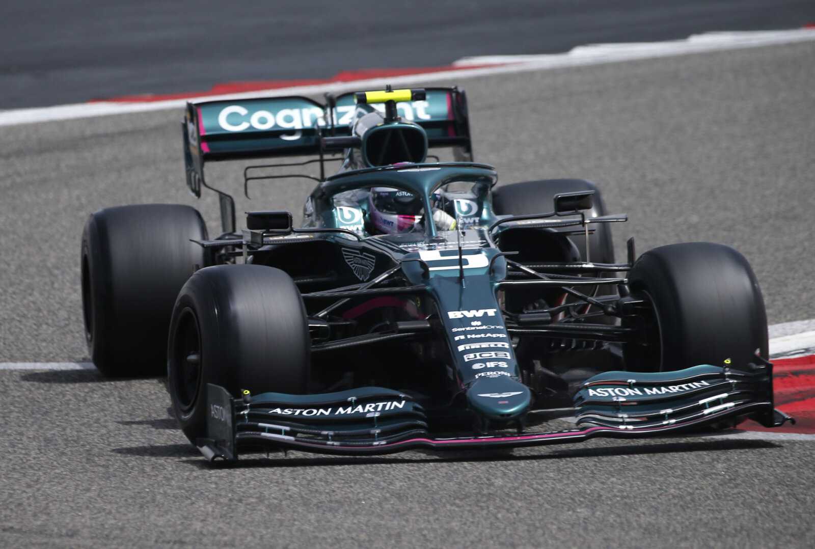 L'Aston Martin de Sebastian Vettel en action lors des tests de pré-saison