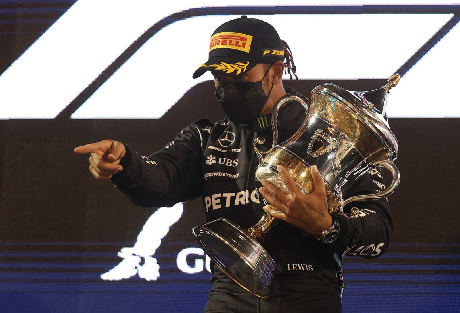 Le vainqueur de la course Lewis Hamilton détient le trophée
