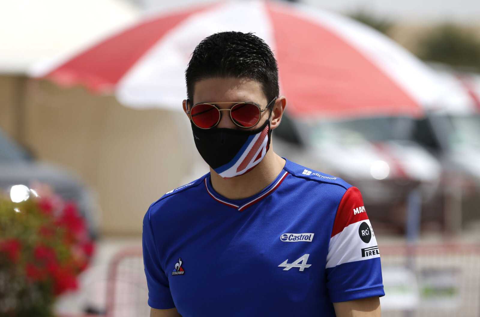 Esteban Ocon arrive sur le circuit de Bahreïn