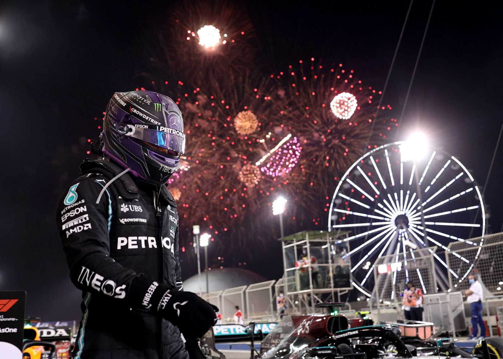 Le pilote de F1 Lewis Hamilton de Mercedes célèbre sa victoire à Bahreïn