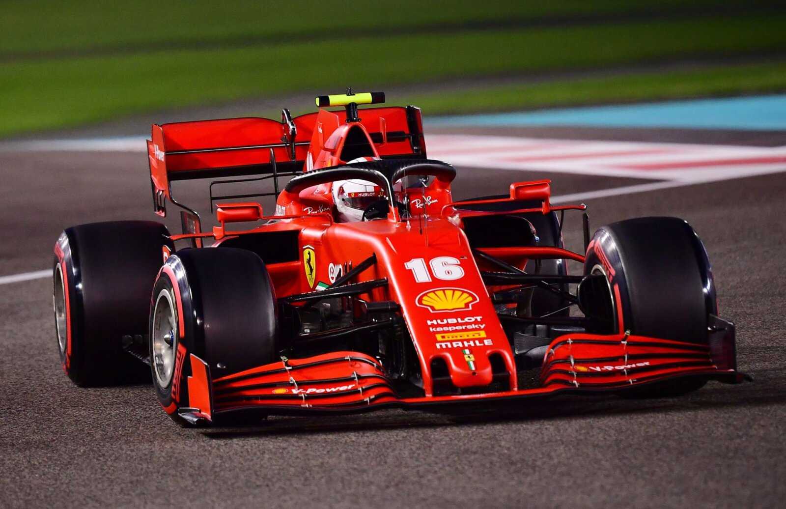 Charles Leclerc reçoit la voiture de F1 2019 - SF90 de Ferrari