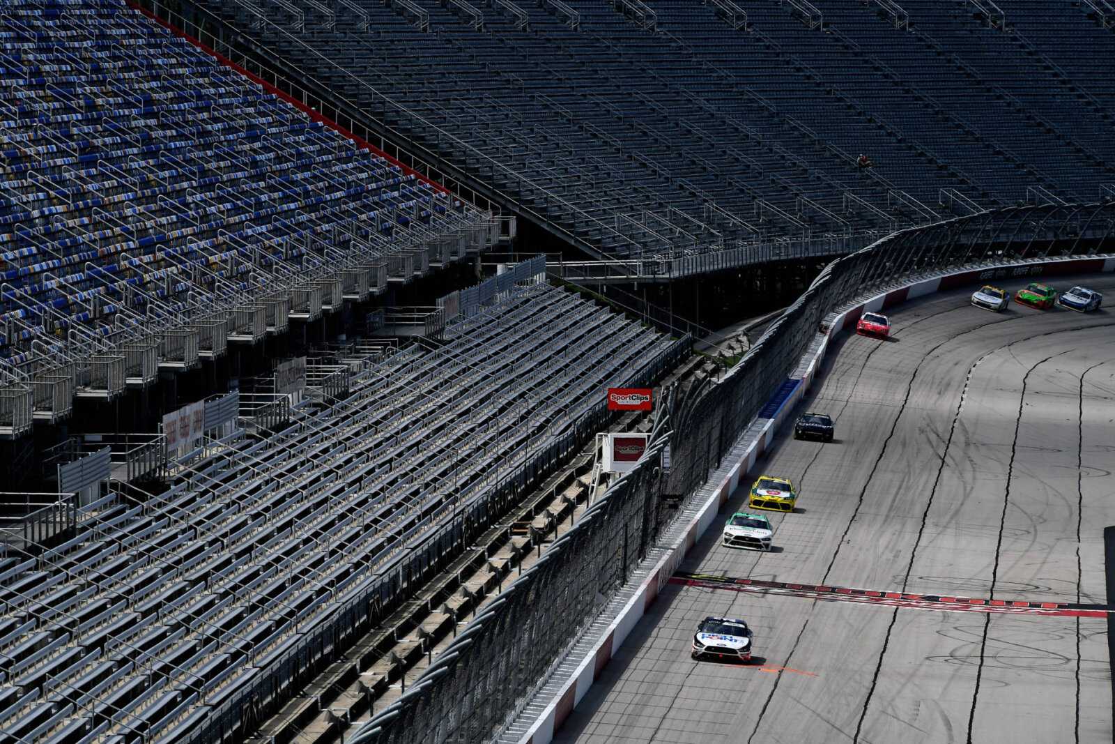 La voiture NASCAR Next Gen prend le contrôle de la piste qui est `` trop difficile à apprivoiser ''