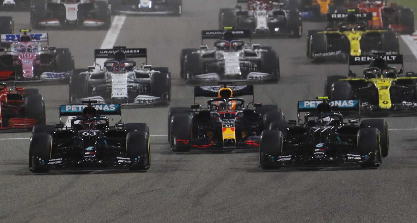Voitures de F1 dont Mercedes se dirigeant vers le virage 1 au Sakhir Gp