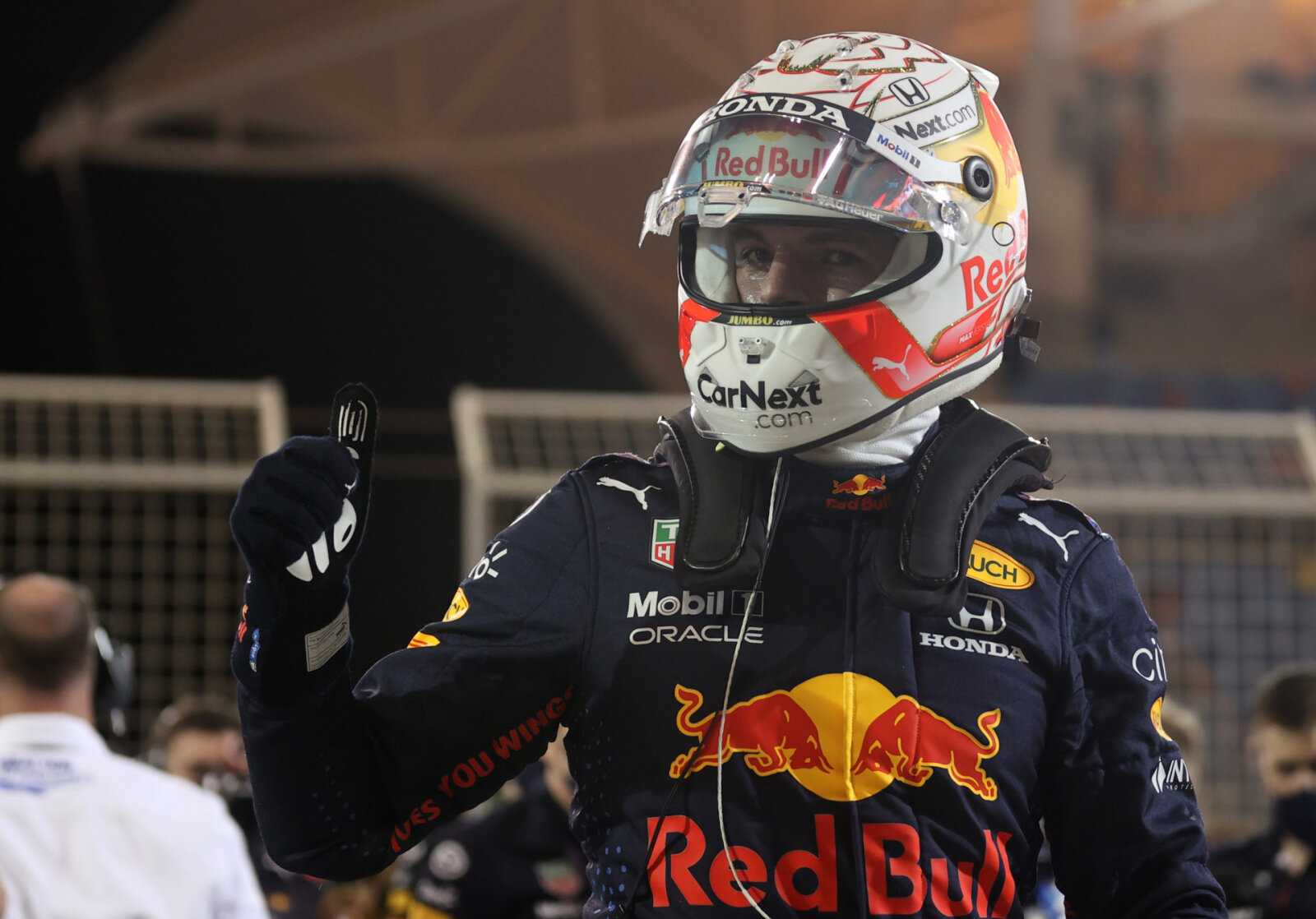 Le pilote Red Bull Max Verstappen pompe ses poings après avoir pris la pole au Bahreïn