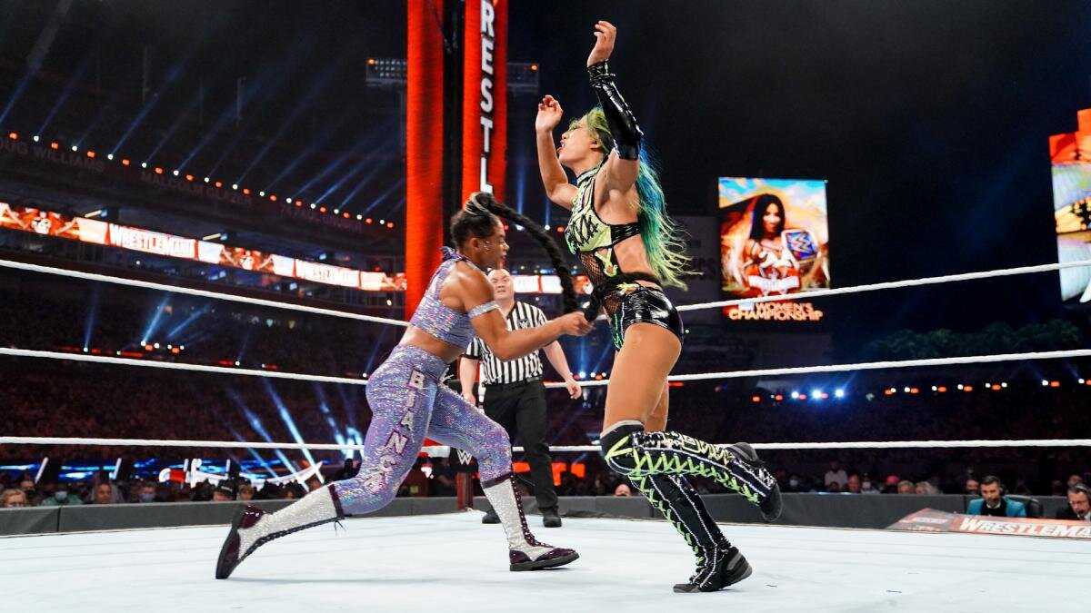 Quel MATCH!  Les fans se déchaînent après que Bianca Belair bat Sasha Banks dans le Main Event historique de WrestleMania