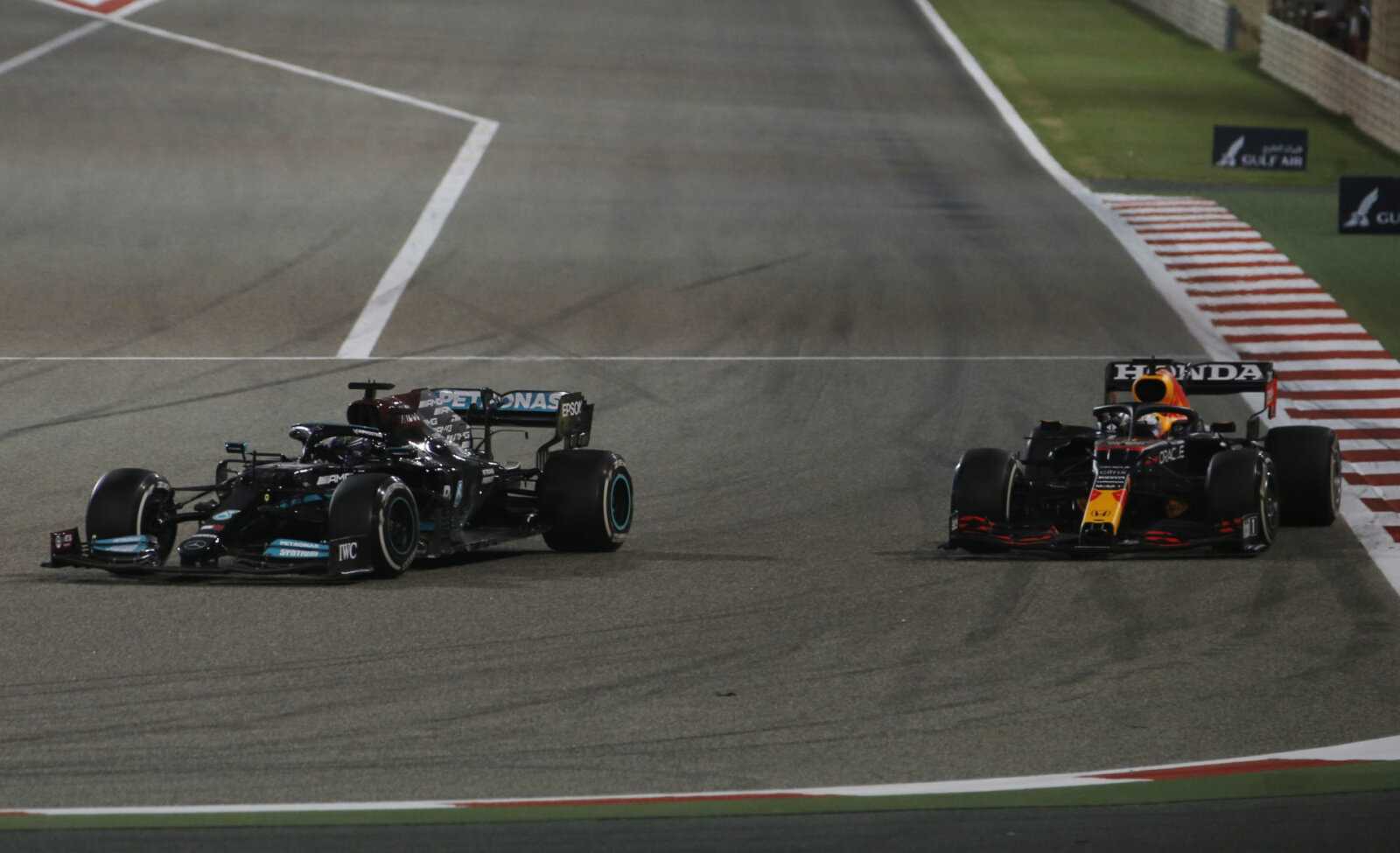 Max Verstappen affronte Lewis Hamilton dans les derniers tours à Bahreïn