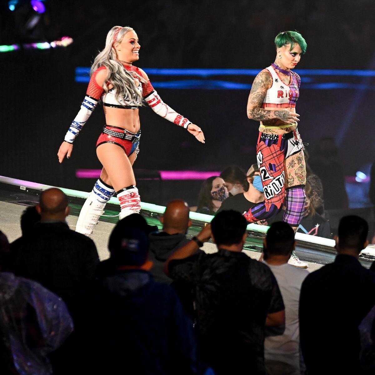 Les superstars de la WWE se déguisent en Harley Quinn et le Joker à WrestleMania 37