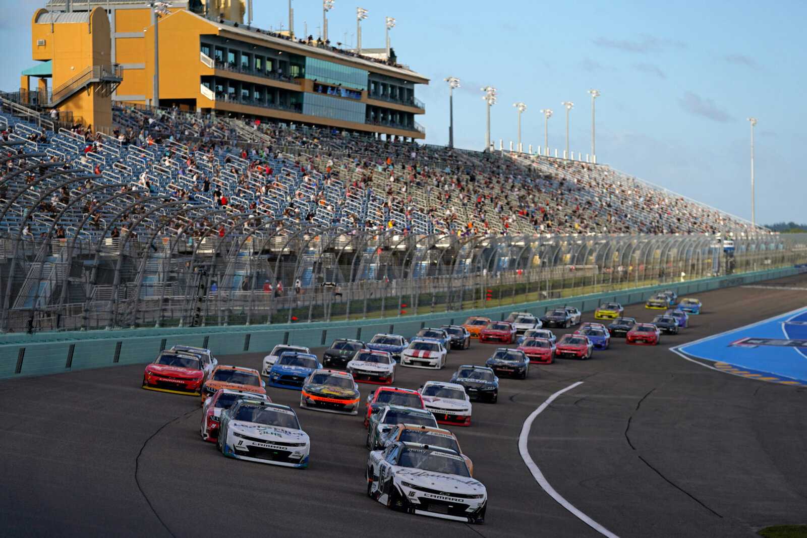 Qu'est-ce que la série «Dash 4 Cash» de NASCAR qui rapporte 100 000 $ aux pilotes par course?