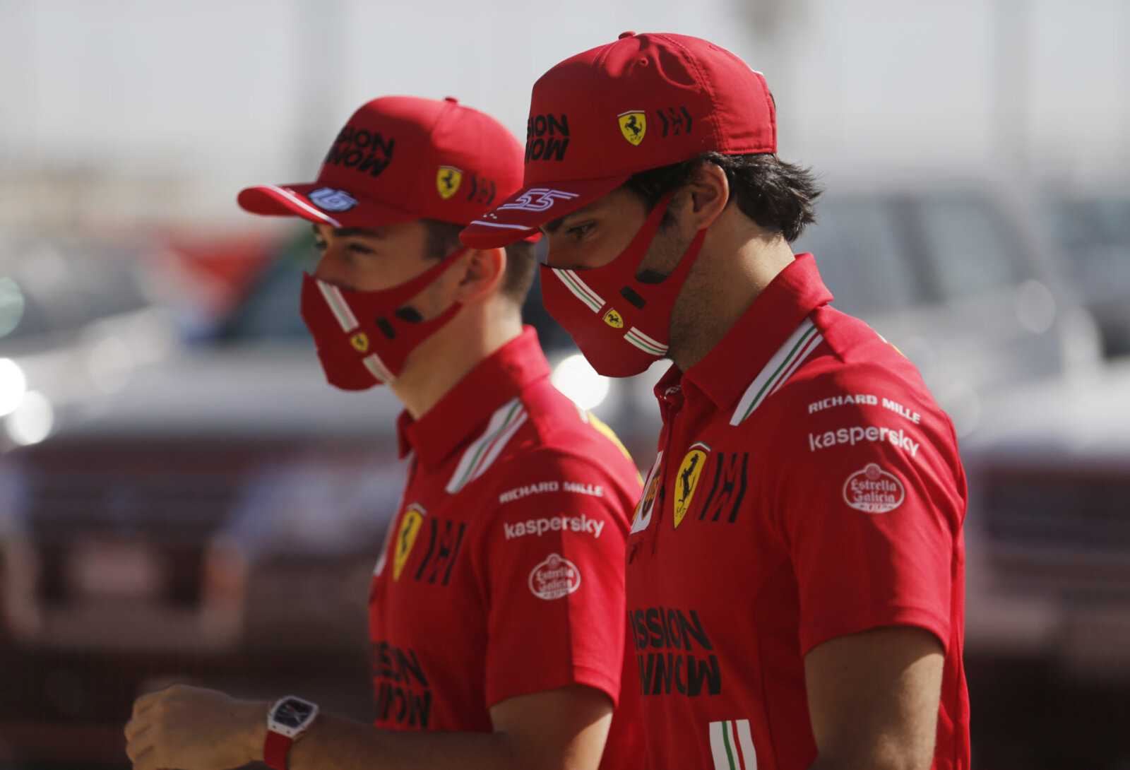 Les pilotes Ferrari Carlos Sainz et Charles Leclerc lors des essais de pré-saison