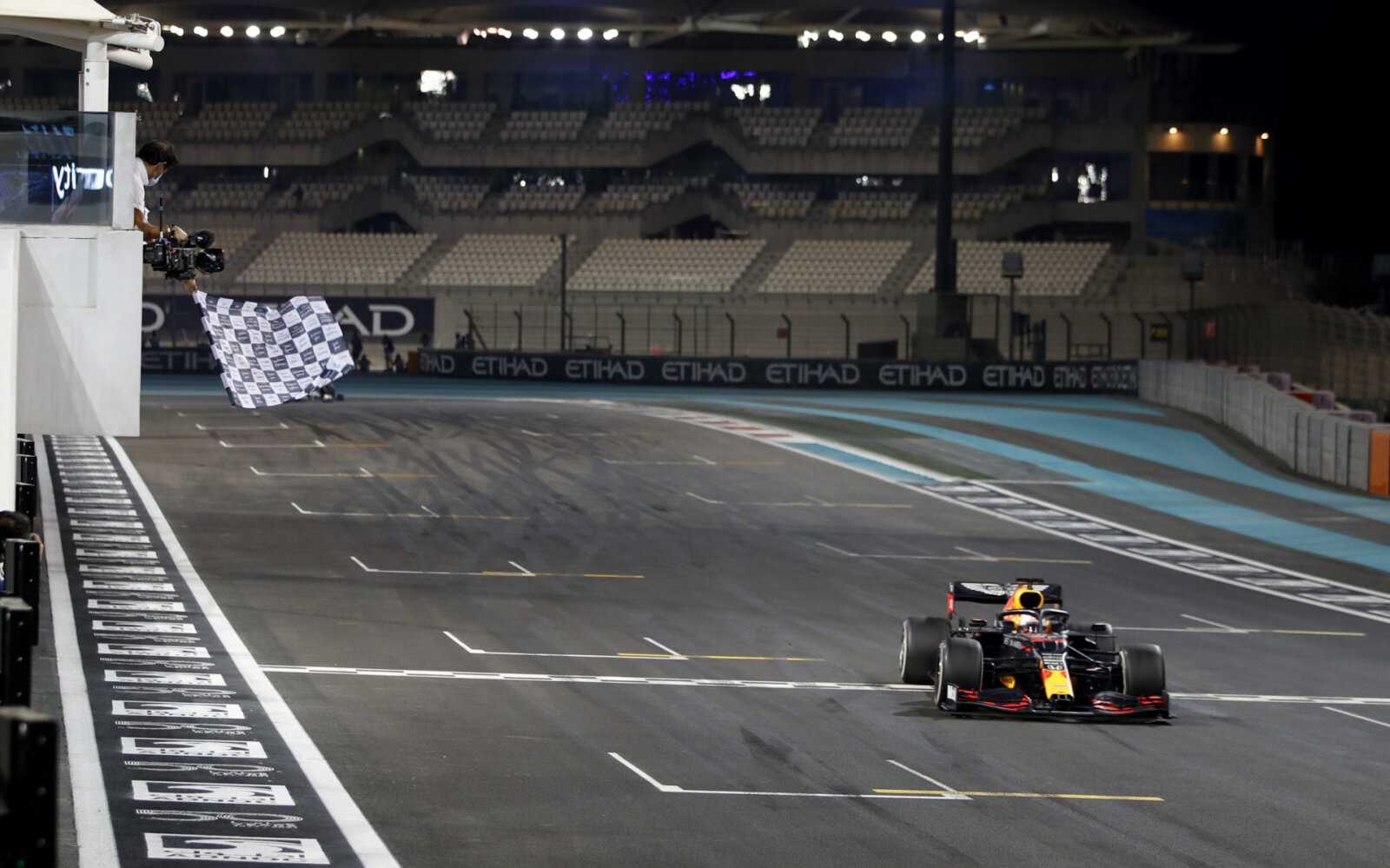 Le pilote Red Bull Max Verstappen remporte la course ennuyeuse de F1 à Abu Dhabi