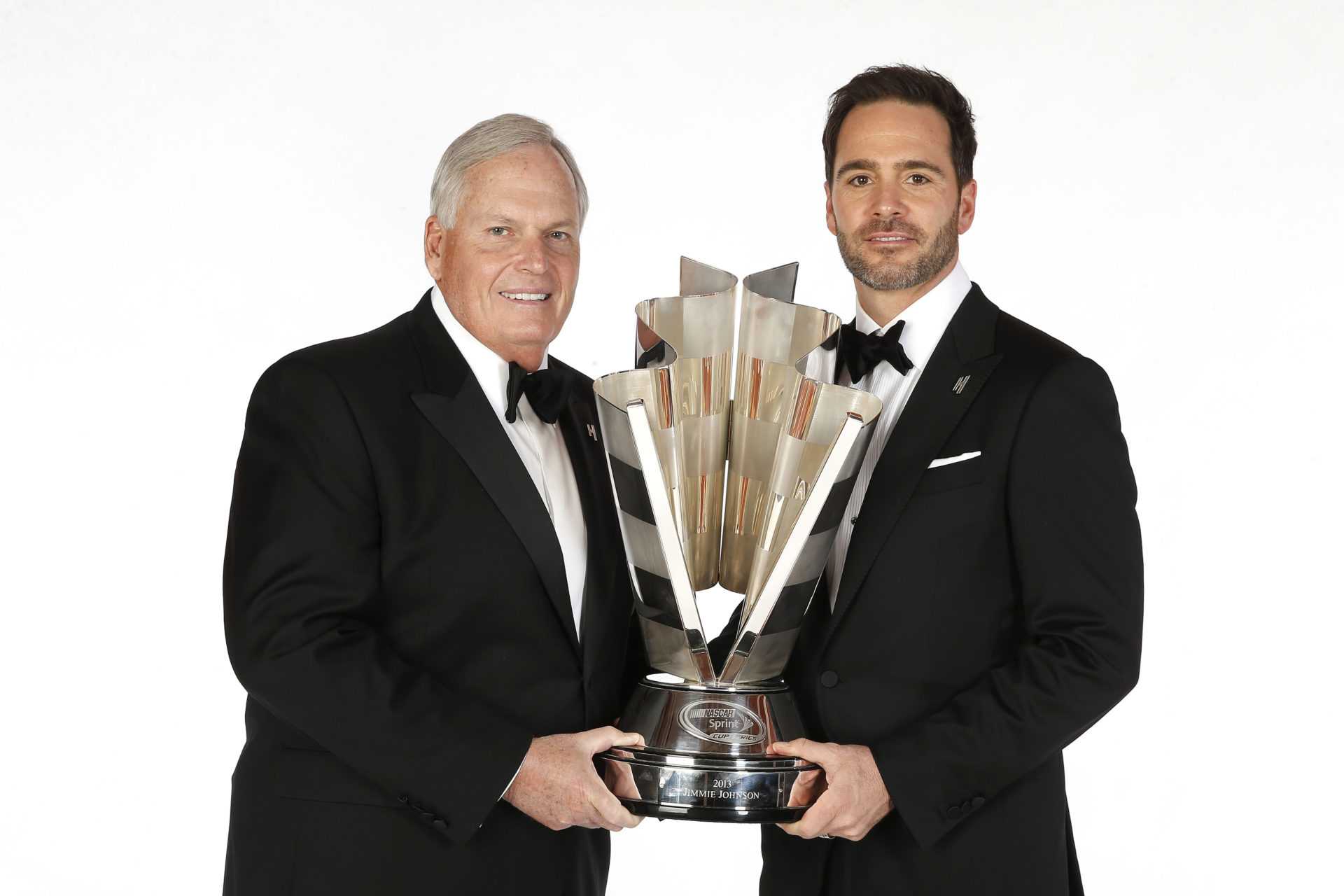 Jimmie Johnson et Rick Hendrick posent avec le trophée de la NASCAR Cup Series