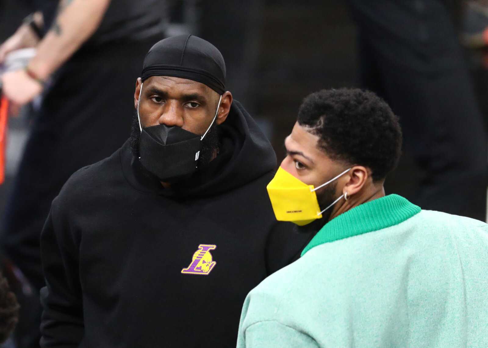 Le duo des Lakers LeBron James, Anthony Davis Serious