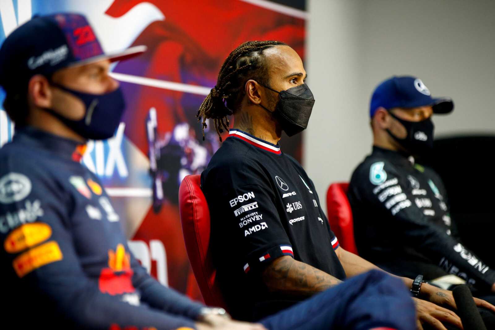 Max Verstappen, Lewis Hamilton de Mercedes lors d'une conférence de presse