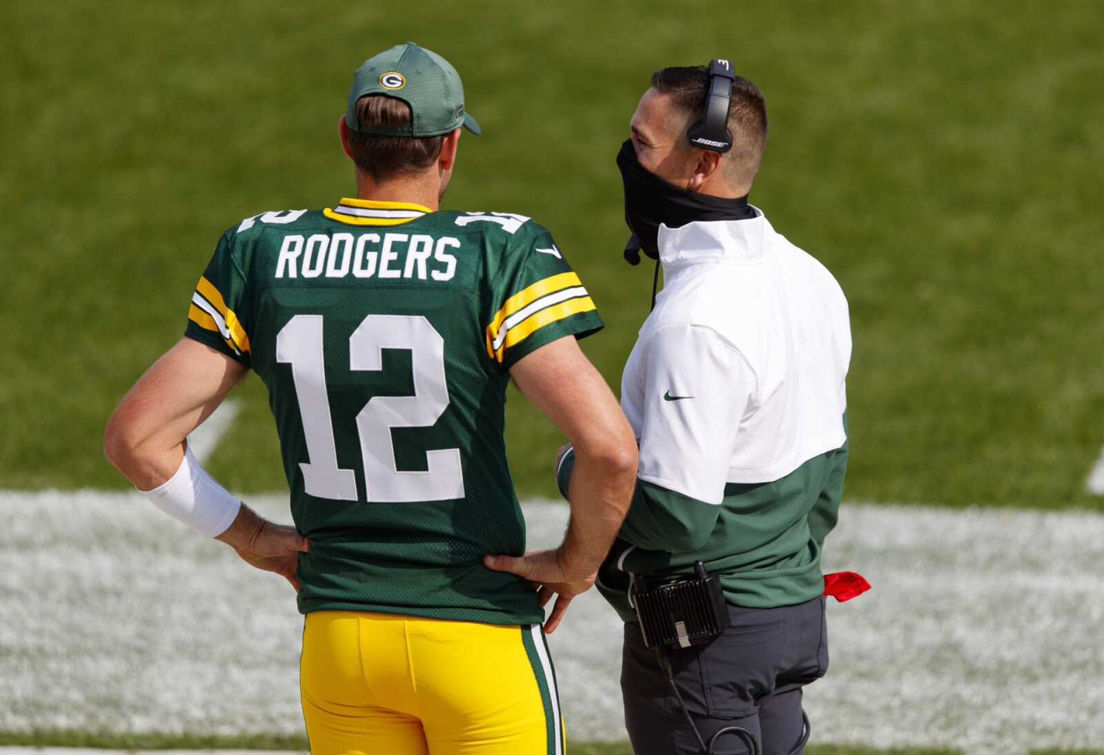Le quart Aaron Rodgers des Green Bay Packers a une conversation avec l'entraîneur-chef Matt LaFleur.