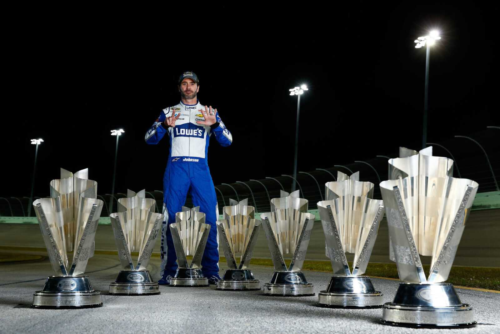 Jimmie Johnson avec sa collection NASCAR Cup Seriestrophies