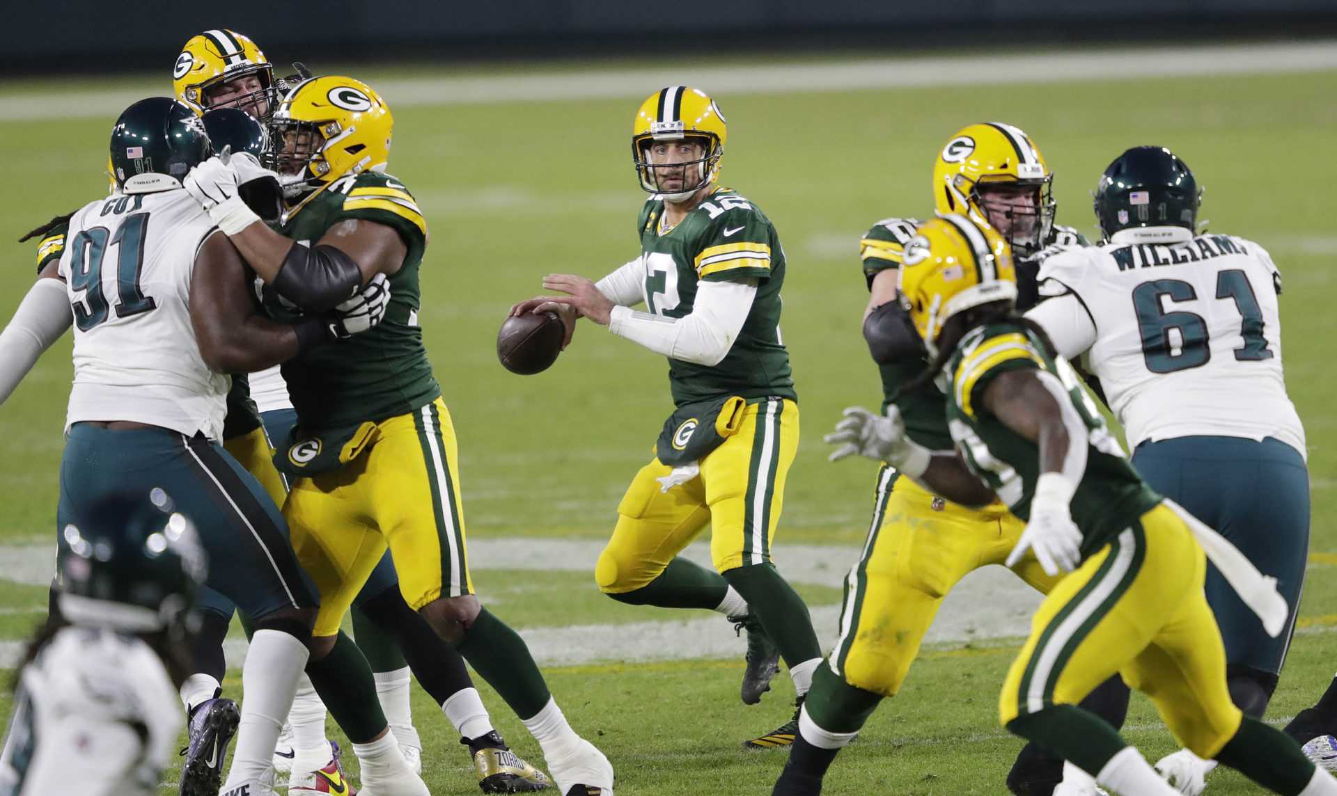 Le quart Aaron Rodgers des Green Bay Packers tente de jouer contre les Eagles de Philadelphie.
