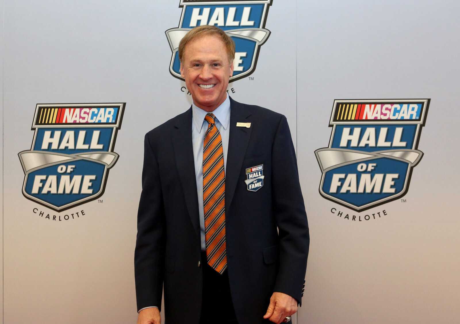 Rusty Wallace pose sur le tapis rouge au NASCAR Hall of Fame