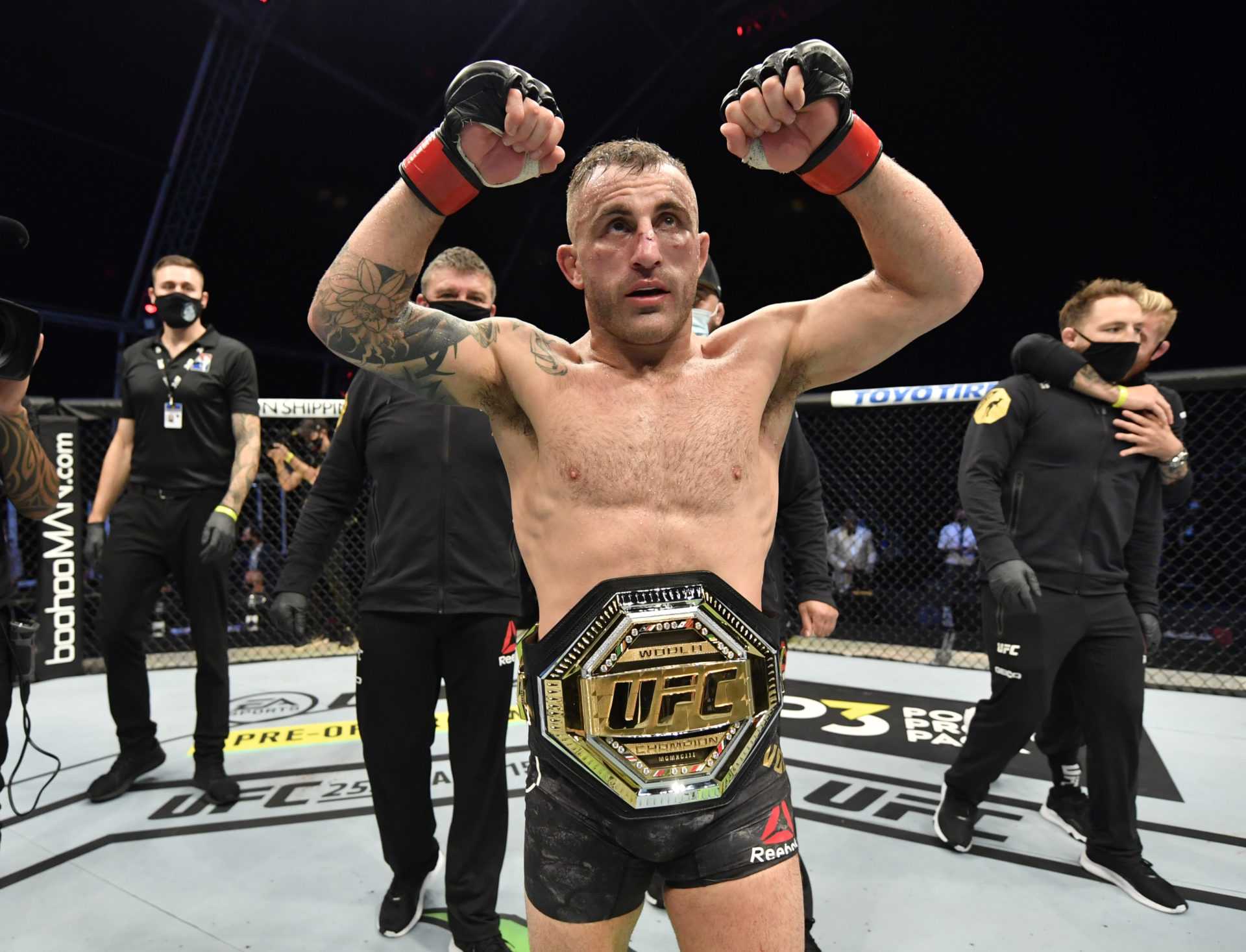`` J'ai combattu dans les poids moyens de nombreuses fois '' - Alexander Volkanovski met la division des poids légers de l'UFC en garde
