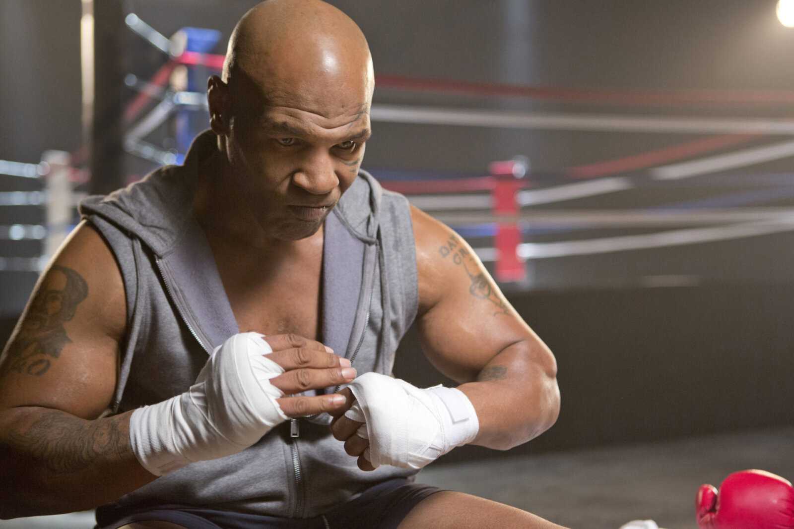 Mike Tyson, 54 ans, explique pourquoi la boxe est un sport `` brutal ''