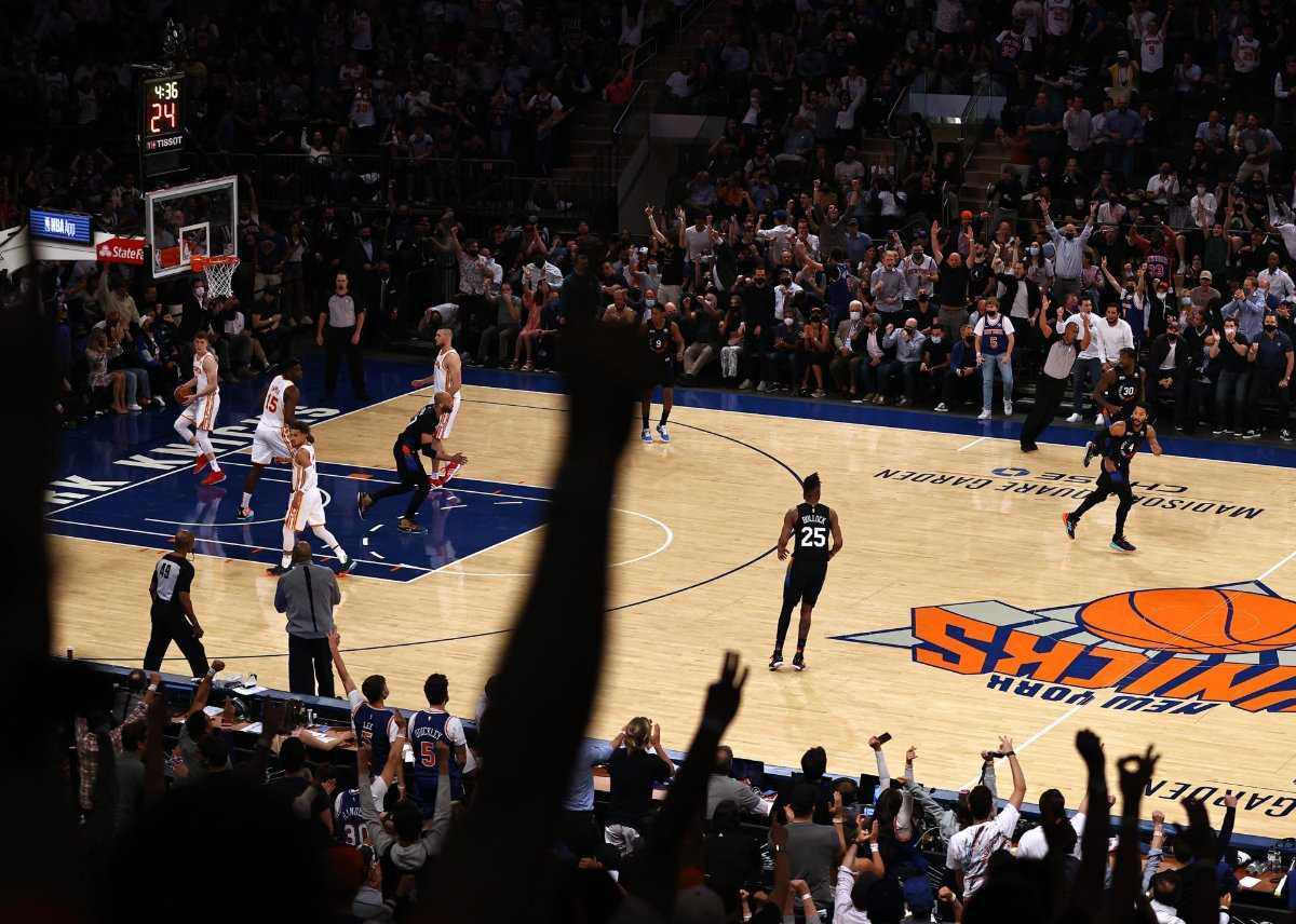 REGARDER: Les fans des Knicks chantent pour les Brooklyn Nets après la victoire du deuxième match contre les Hawks d'Atlanta