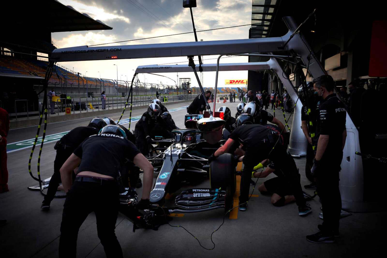 Brawn exclut le retour au mur des stands de Mercedes F1 – « Ce ne serait pas bon pour ma tension artérielle »