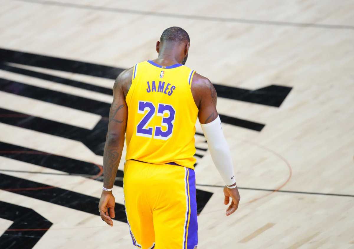 Frank Vogel des Lakers révèle ce qui a forcé LeBron James au vestiaire au début du match 5 contre Suns
