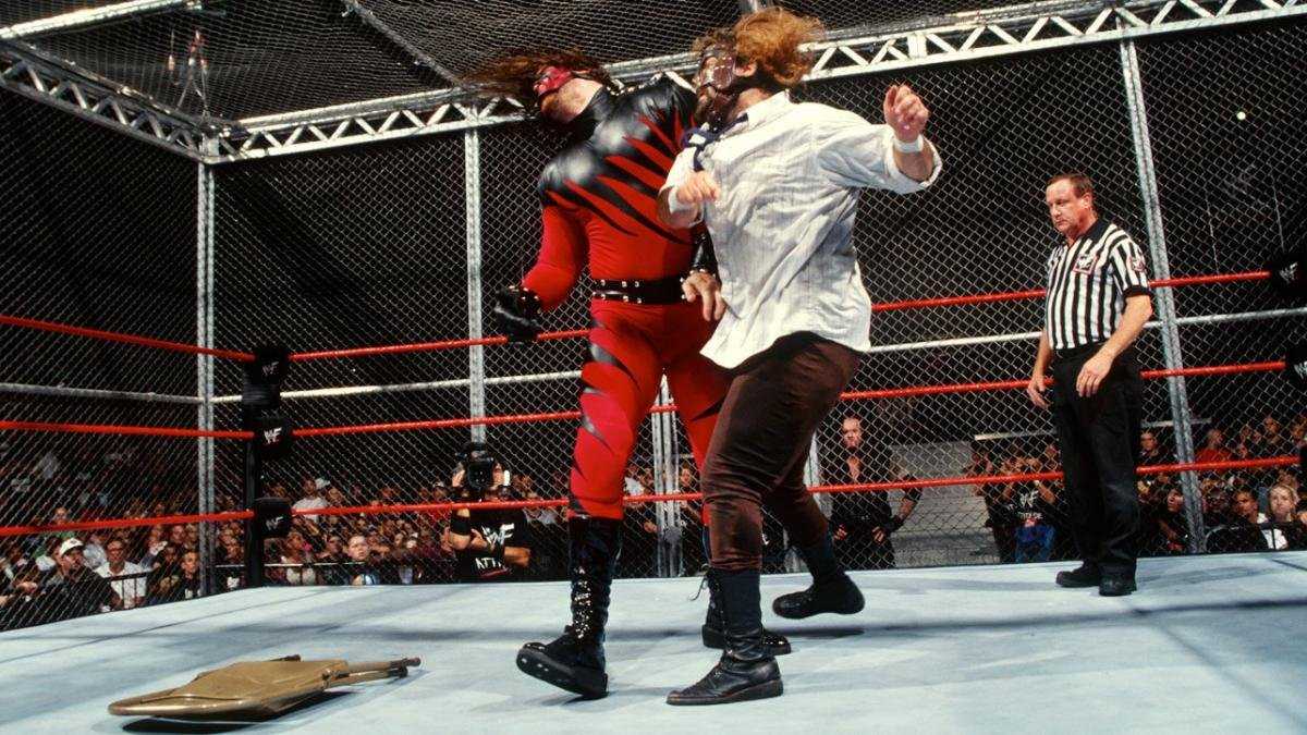 La légende de la WWE Kane est toujours en colère contre Mick Foley pour avoir volé son tonnerre à Hell in a Cell 1998