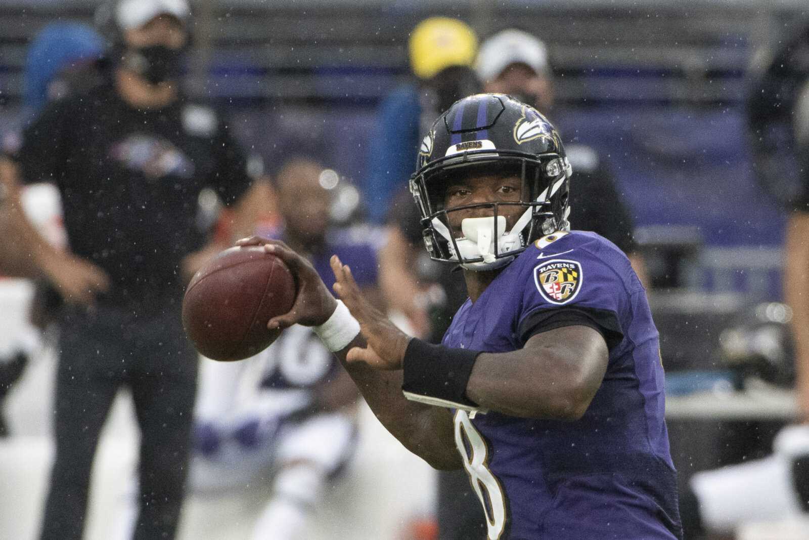 Le CO des Ravens de Baltimore dit que l'équipe prévoit d'avoir Lamar Jackson plus souvent sous le centre pour 2021