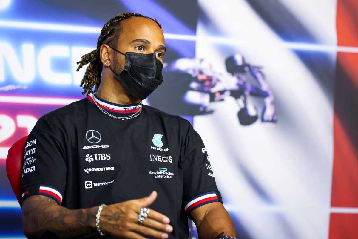 Lewis Hamilton explique pourquoi Mercedes n'a pas réagi à l'arrêt au stand de Max Verstappen en F1