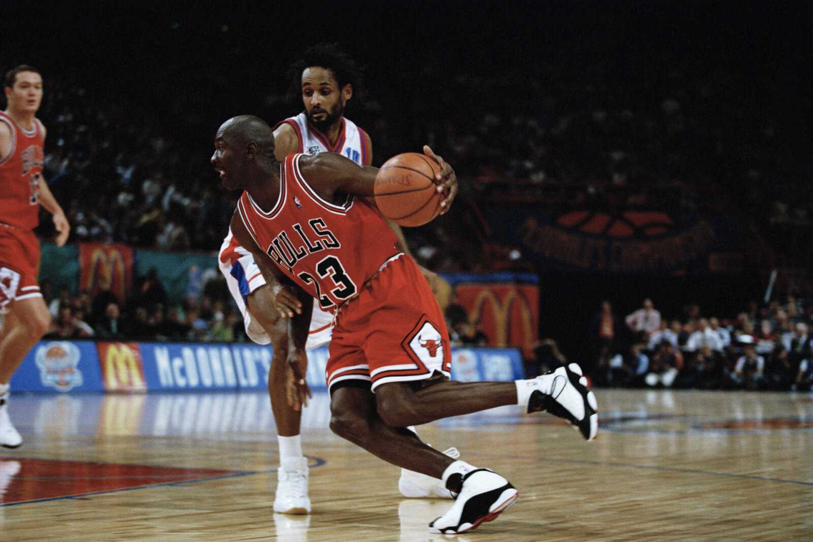 Pourquoi Michael Jordan a-t-il porté le maillot n°45 des Chicago Bulls Pourquoi Michael Jordan a-t-il porté le maillot n°45 des Chicago Bulls lors de sa première retraite ?  Sa première retraite ?