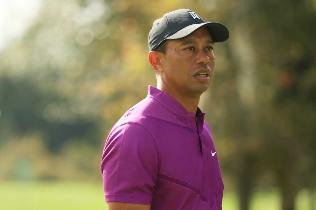 REGARDER: Tiger Woods marche sur l'eau et fait un tir de golf incroyable