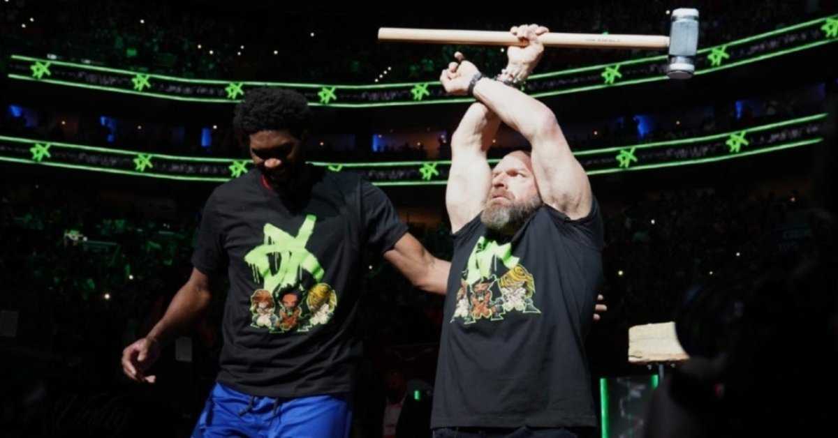 Triple H sort de la chanson DX avec Joel Embiid, sort l'emblématique pose "S ** K It" avant le match des séries éliminatoires de la NBA