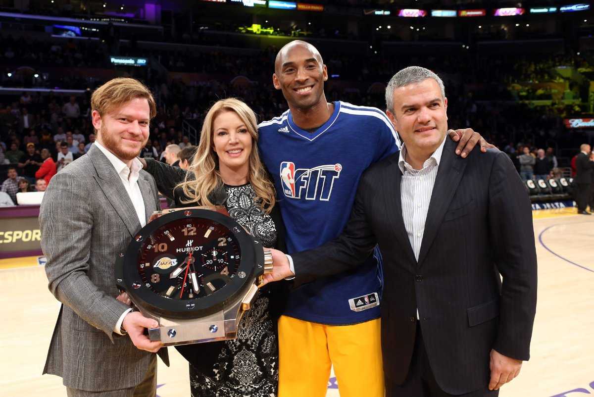 "C'est difficile": la propriétaire des Lakers, Jeanie Buss, relève le défi de passer du passage de Kobe Bryant