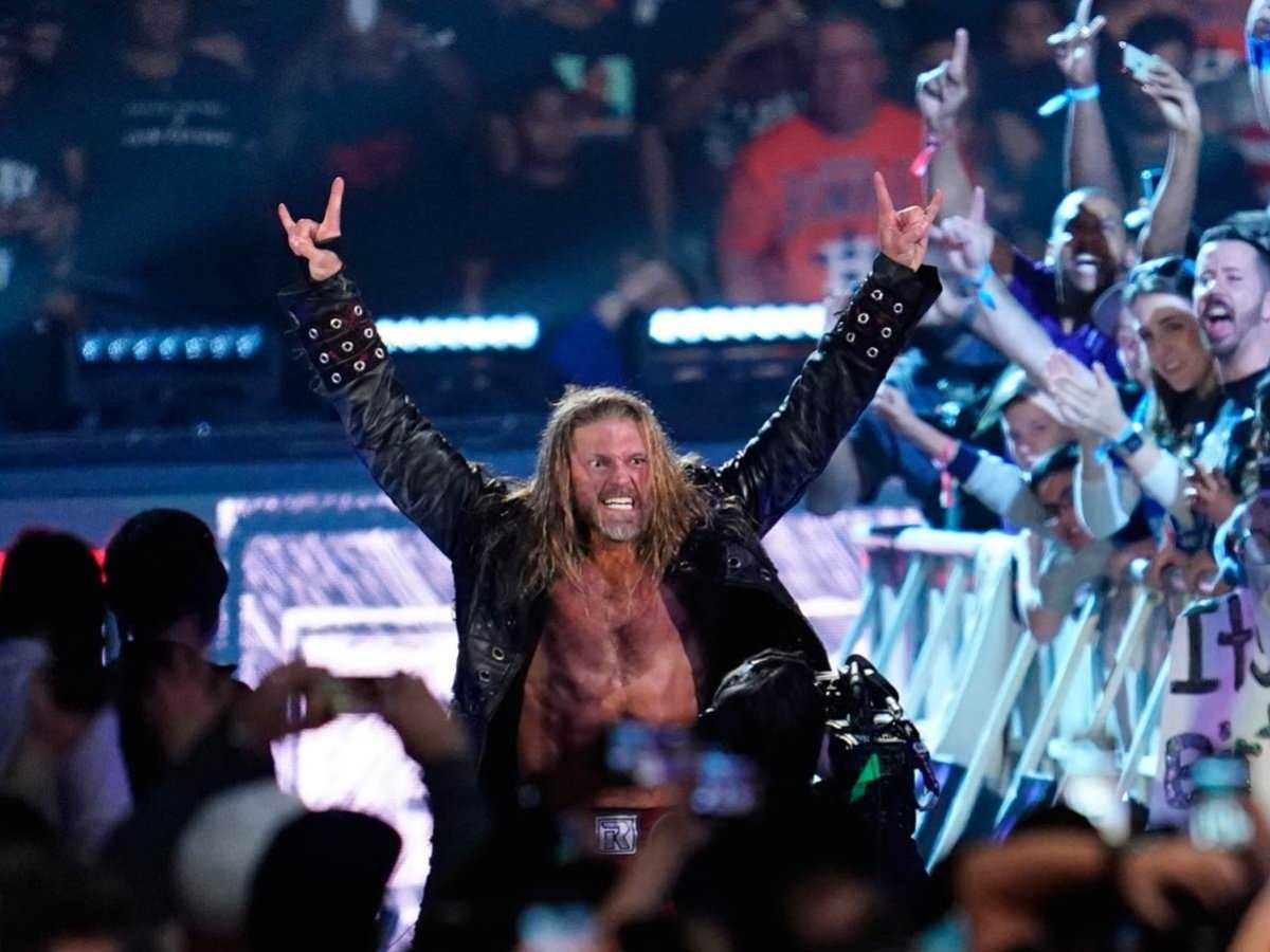 Edge accueille de nouveau l'univers de la WWE dans des émissions en direct avec un message sincère