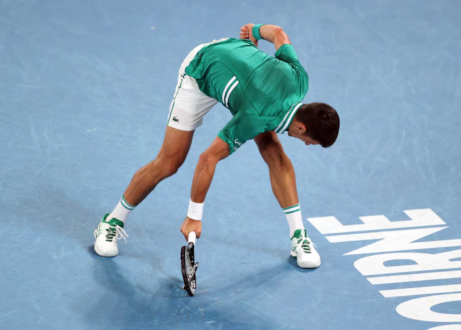 FRUSTRÉ!  Novak Djokovic casse la raquette pendant l'entraînement avec Alexander Zverev aux entraînements des Jeux olympiques de Tokyo 2020