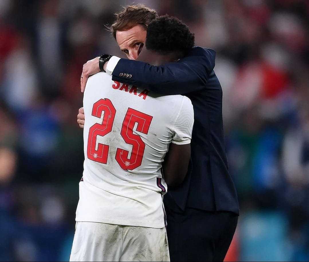 "Il n'est pas seul" - Le manager anglais Gareth Southgate soutient Bukayo Saka après une pénalité pour l'Euro 2020
