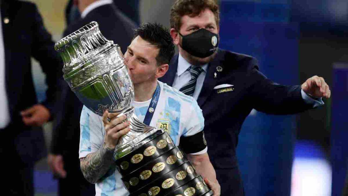 Lionel Messi consacre le triomphe de la Copa America 2021 sur le Brésil à la légende argentine Diego Maradona