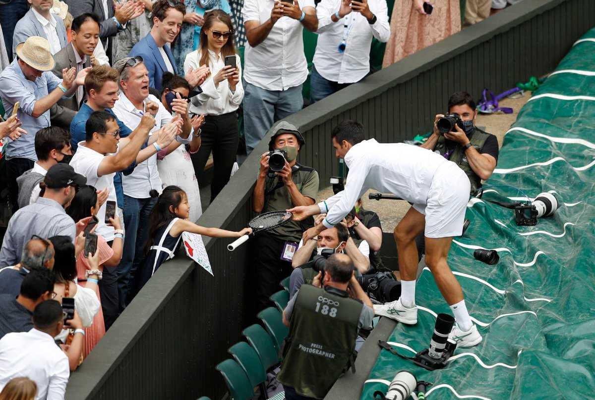REGARDER: Petite fille mérite sans aucun doute la raquette finale de Wimbledon de Novak Djokovic car elle l'utilise bien