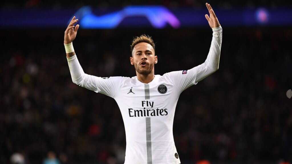 Twitter 'C'est une pieuvre' entre en frénésie alors que Neymar obtient encore une autre coupe de cheveux bizarre