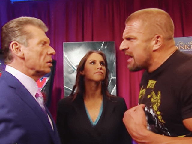 Un ancien scénariste de la WWE pense que la politique dans les coulisses entre Triple H et Vince McMahon nuit au talent