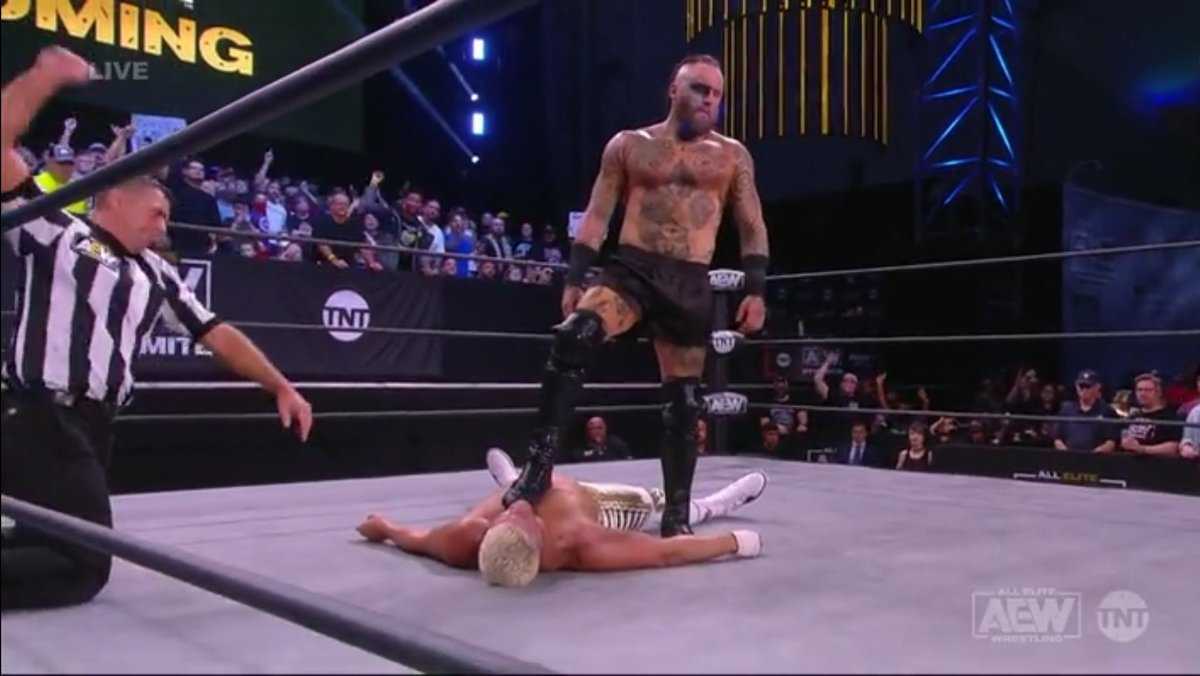 Brandi Rhodes qualifie Malakai Black de « F****r irrespectueux » pour avoir attaqué Cody Rhodes après leur match contre AEW Dynamite