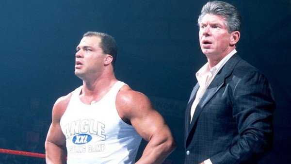 "C'était l'idée de Vince" - Kurt Angle révèle que Triple H n'était pas satisfait de Vince McMahon l'amenant aux réunions de la WWE