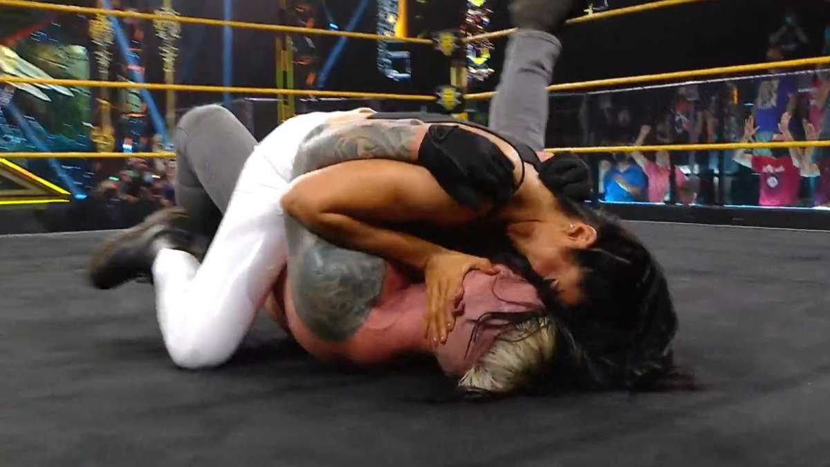 Indi Hartwell et Dexter Lumis scellent leur histoire d'amour avec un baiser dans le Main Event de WWE NXT !
