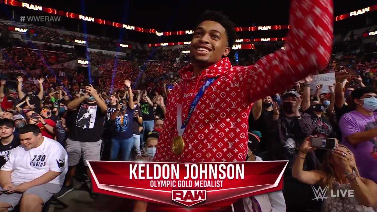 Keldon Johnson assiste à WWE Raw, rejoint l'équipe John Cena après avoir remporté l'or aux Jeux olympiques de Tokyo 2020